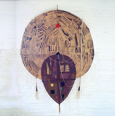 TOTO — 2009 — Medidas: 1,90 mx 1,40 m (Total: 9,00 m)Materiais: Bambu. Papel kraft Telas de resina Veludo Seda selvagem Seda. Tinta nanquim. Acrílicos. Papel Batik — Fabio Crisanti